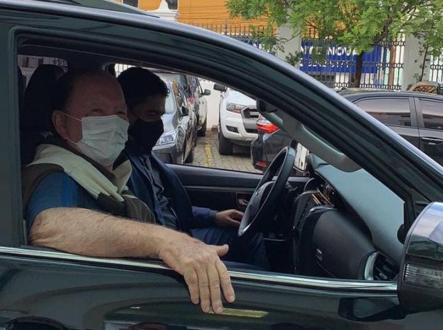 Leão ao deixar hospital afirma que está forte e vai resolver todos os problemas da Bahia