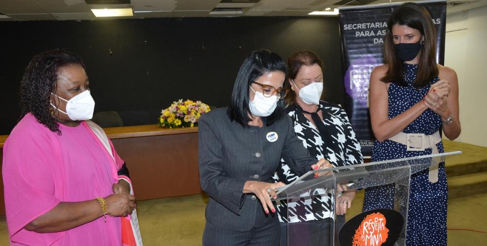 Assinatura de termo celebra implantação do Programa Acolhe em Feira