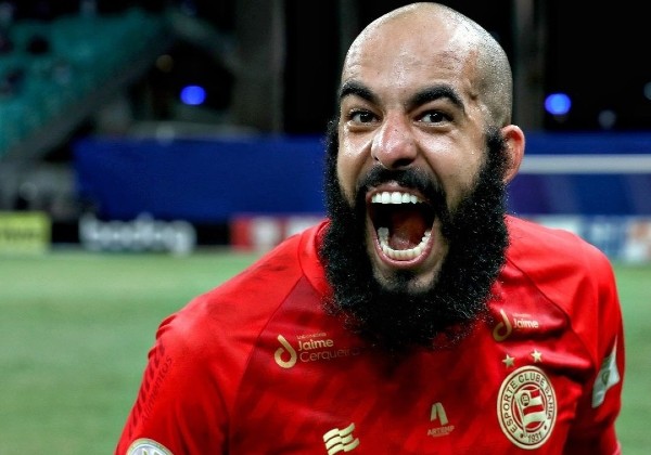 Goleiro do Bahia ferido na explosão do ônibus passará por cirurgia no olho