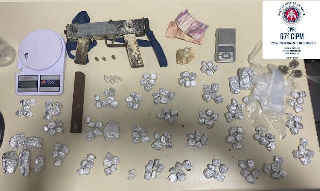 Mãe e filho foram presos. O PETO 67 apreendeu uma submetralhadora e drogas no Limoeiro.