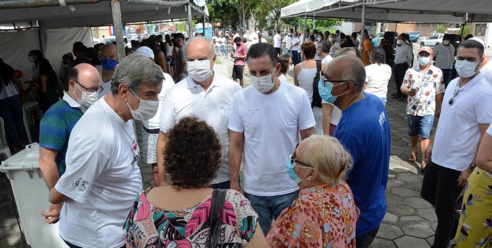 Feirenses se reúnem no canteiro da avenida Getúlio Vargas e pedem Paz.