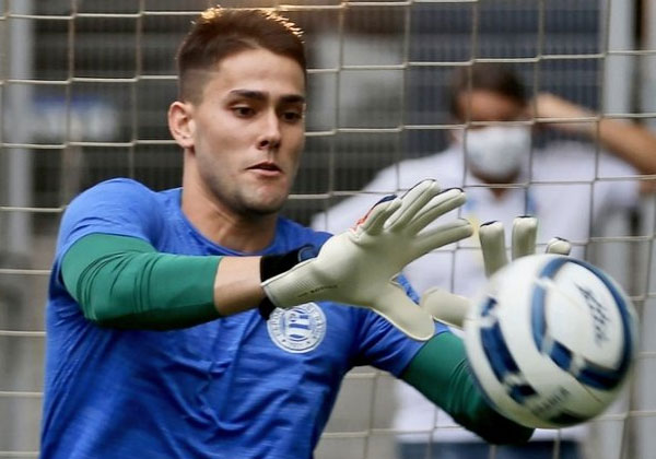 Goleiro do Bahia, Denis Júnior tem crise convulsiva ao caminhar na orla