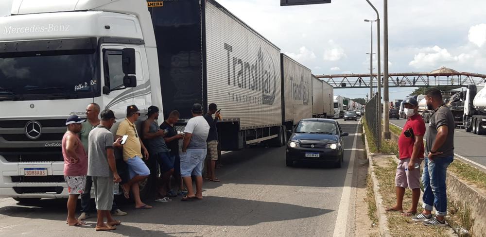 Caminhoneiros protestam contra aumento dos combustíveis em Feira de Santana