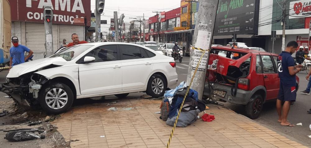 Grave acidente deixa um morto e outro ferido no cruzamento da Getúlio com a JJ Seabra neste sábado