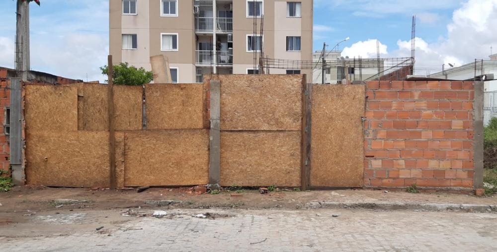 Ajudante de pedreiro assassinado no local de trabalho no sim, e duas pessoas baleadas 