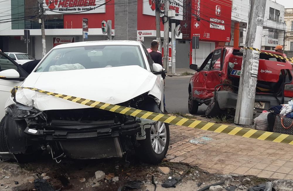 Motoristas envolvidos em acidente no cruzamento da Getúlio com J.J. se apresentam a Polícia Civil