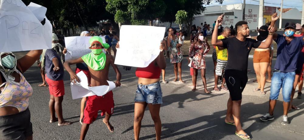 Moradores da Queimadinha protestam contra ação da Polícia Militar no bairro.