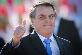 Bolsonaro deixa hospital após sentir desconforto