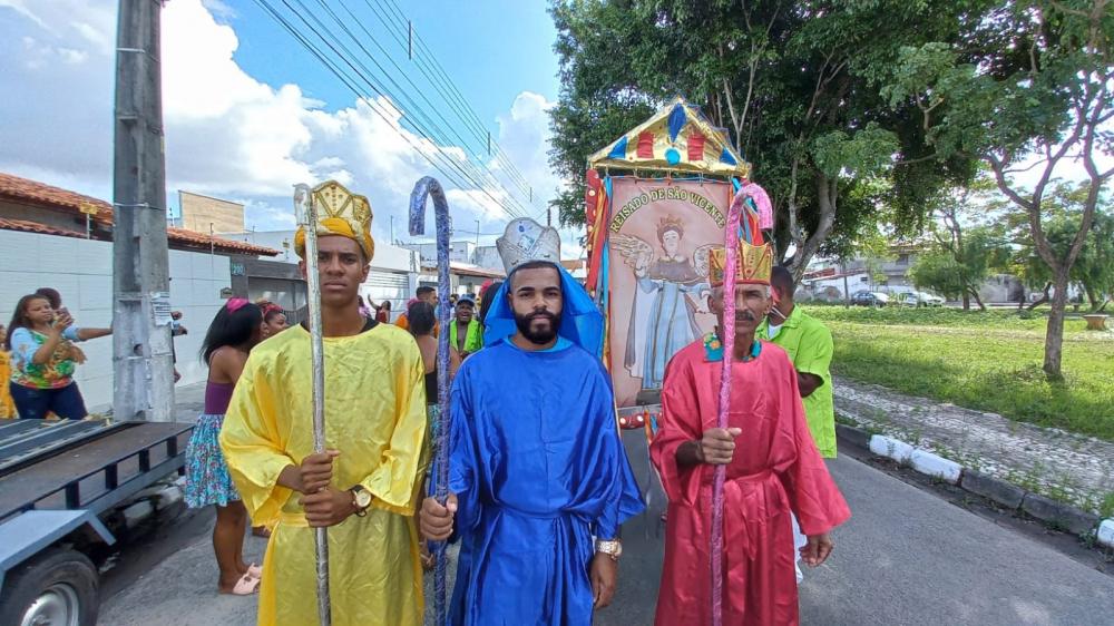 Feira de Santana sedia Folia de Reis Magos e cortejo arrasta centenas de pessoas