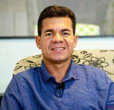 Vereador visita escola no Viveiros e confirma falta de livros, zelador e até merendeira