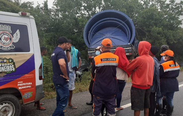 Acidente envolvendo três caminhões e um carro de passeio deixa um morto e sete feridos na BR 324