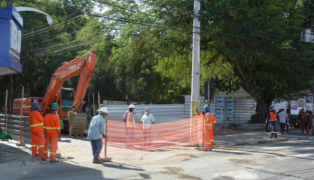 Iniciada obra de drenagem na praça Bernardino Bahia
