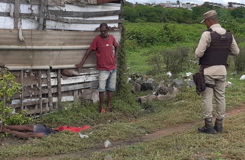 Lavador de carros encontrado morto em matagal no Tomba