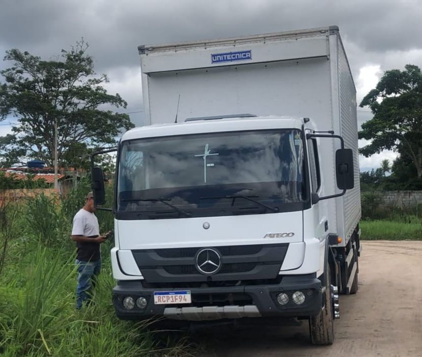 Decarga recupera caminhão e carga roubados: Quadrilha está presa.