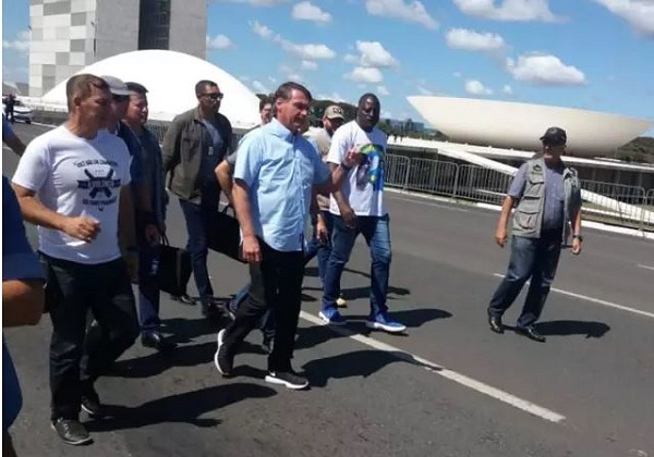 Bolsonaro participa de ato em Brasília que pede ‘destituição’ de ministros do STF