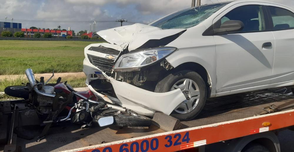 Motociclista 'entra' pela conta mão em alça de viaduto causa acidente e fica gravemente ferido.