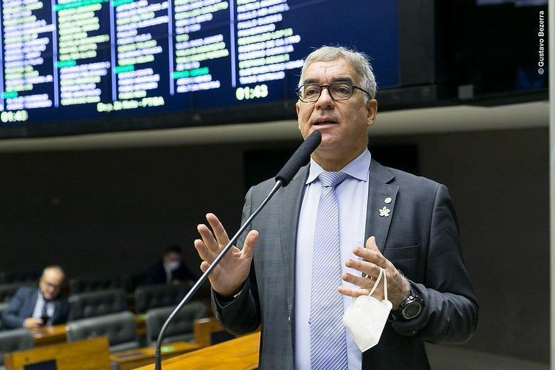 ‘Com educação municipal em crise, Colbert mostra que não sabe nem quanto paga aos professores’, afirma Zé Neto