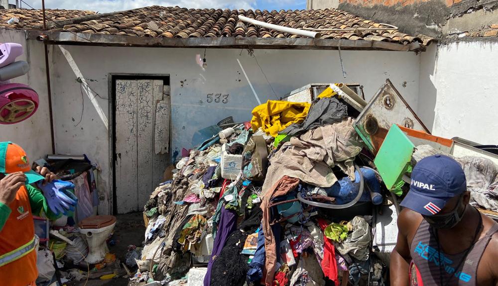 Prefeitura recolhe caçambas de lixo guardado em casas de acumuladores