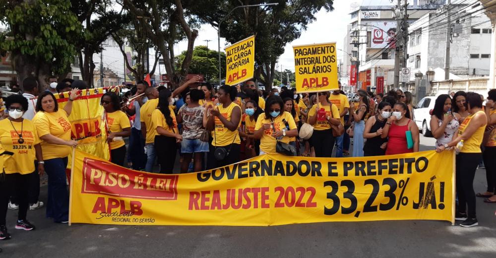 Professores da rede municipal fazemprosto em frente a prefeitura 