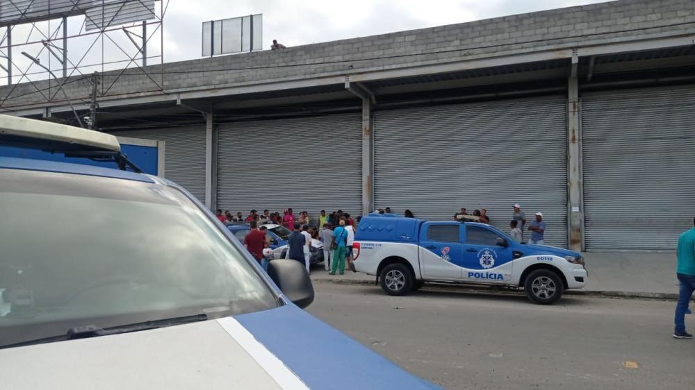 Homem assassinado em frente ao shopping.