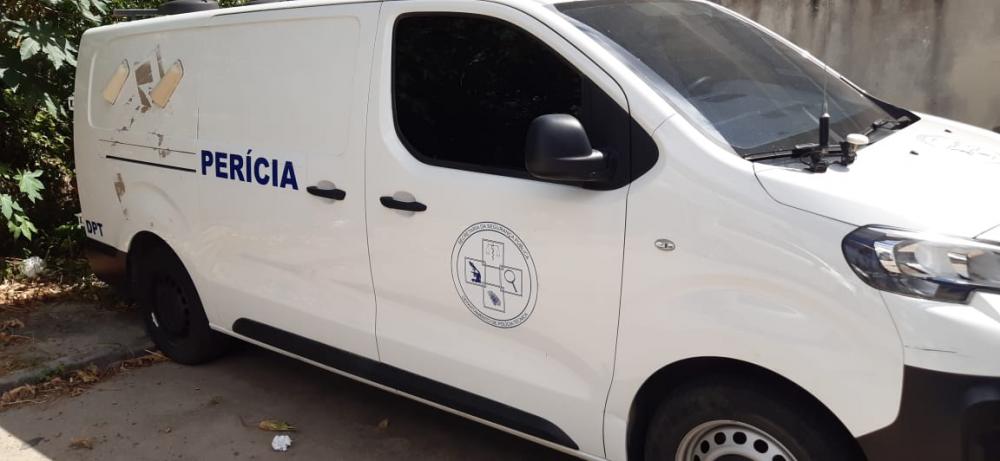 Mulher é encontrada morta e com cortes na cama de sua residência, na Serraria Brasil