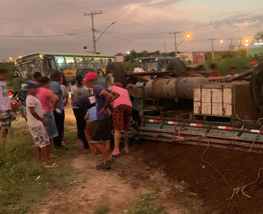 Caminhão carregado com esterco capota na Ba 120:Uma pessoa morreu outra ficou presa entre na ferragens.