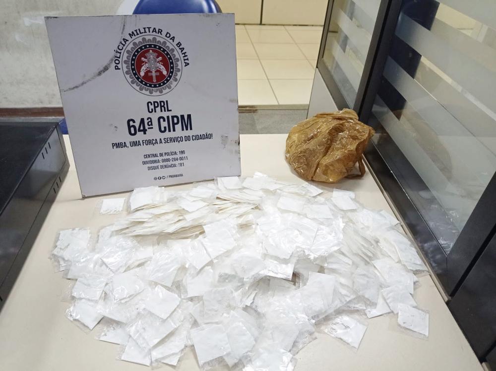 Guarnição da 64ª CIPM apreende 800 papelotes de cocaína durante rondas no centro de Feira de Santana