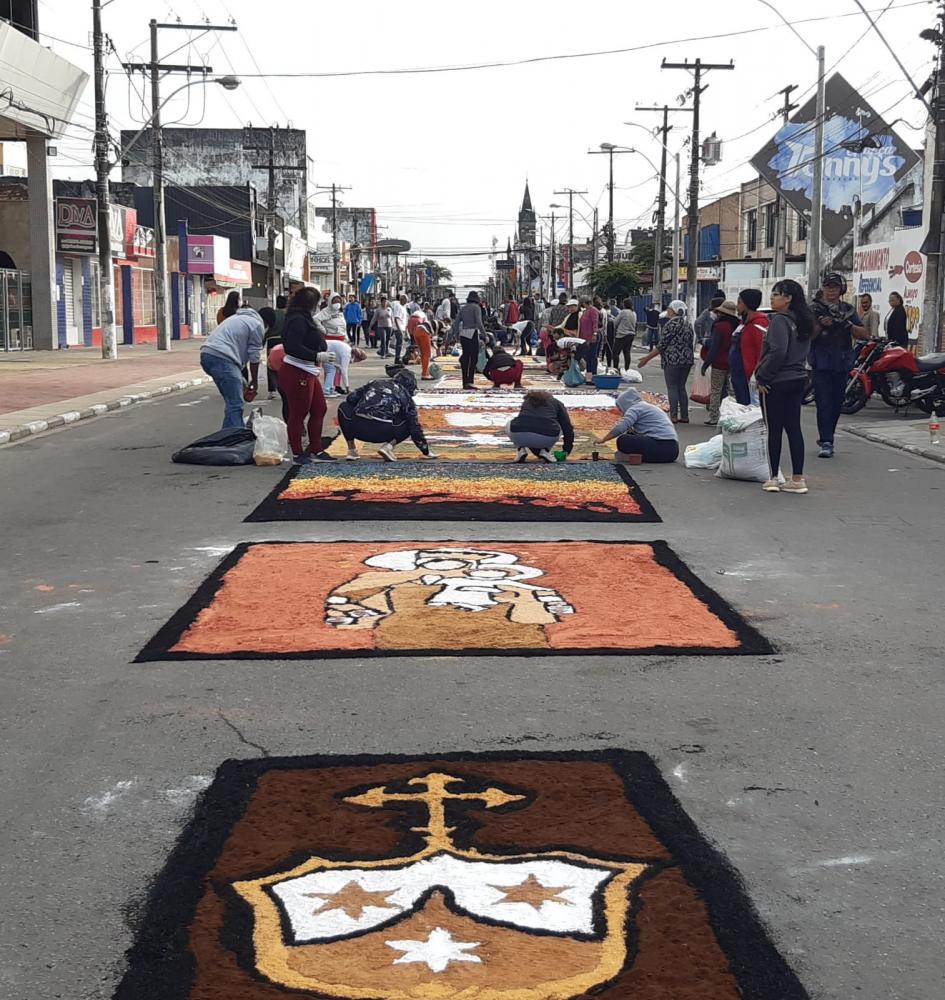 A fé católica é manifestada na confecção de tapetes no centro de Feira de Santana