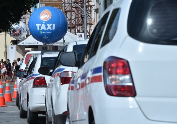 Auxílio para taxistas e caminhoneiros começa a ser pago em agosto