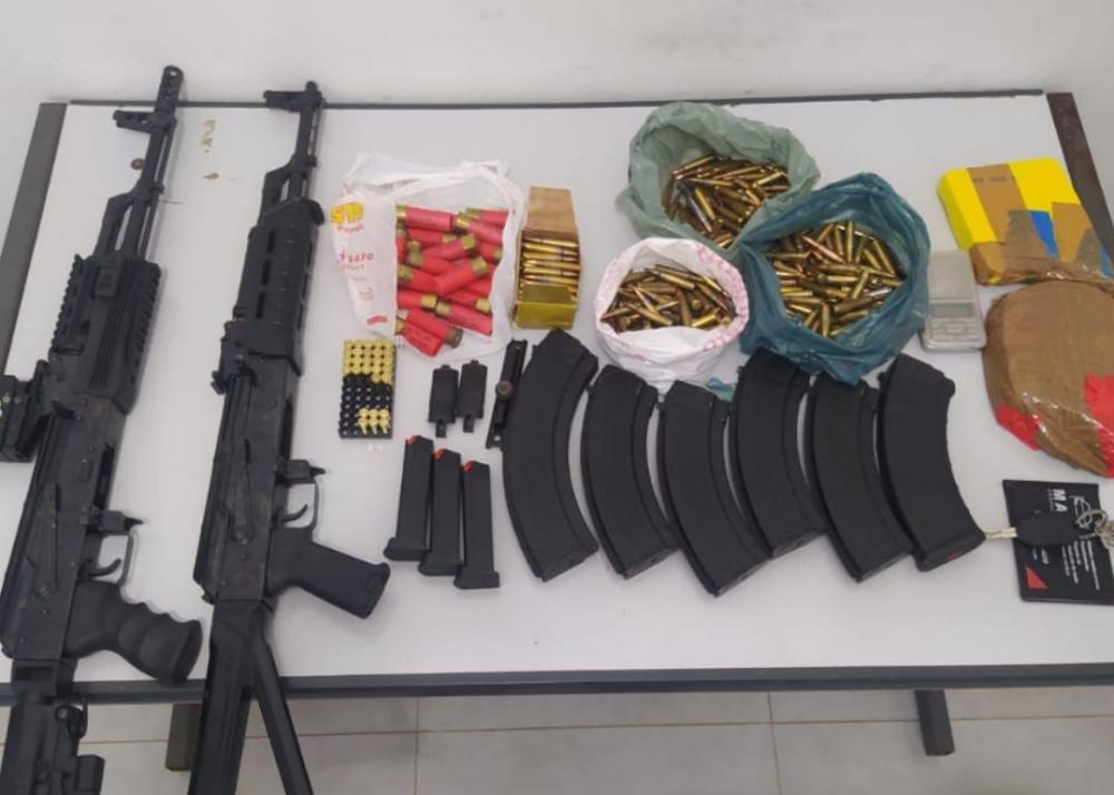 Polícia apreende fuzis russos dentro de veículo