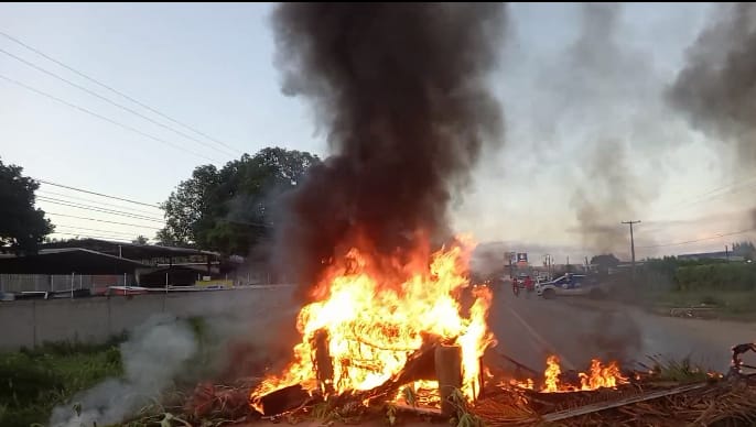 Moradores de São Gonçalo protestam contra estradas esburacadas