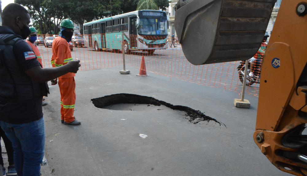 Vazamento da Embasa causa transtornos no Centro da cidade