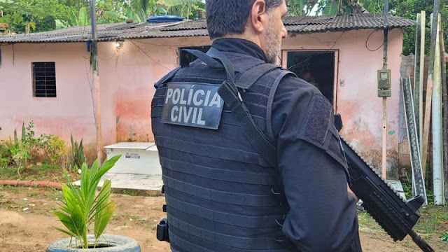 Polícia prende mulher suspeita de matar a mãe a facadas.