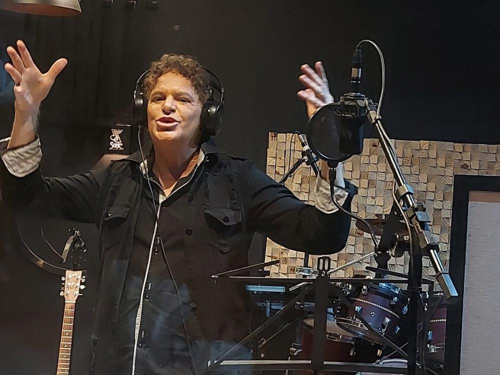 Músicas novas da Banda XP falam sobre o trisal e temáticas sociais