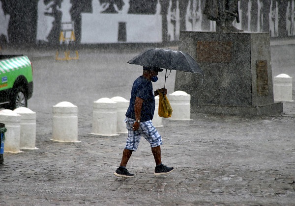 Frente fria provoca ventos fortes e mar invade orla da capital baiana