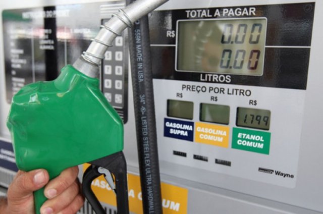 Petrobras (PETR4) anuncia corte dos preços da gasolina em 7% a partir de sexta-feira