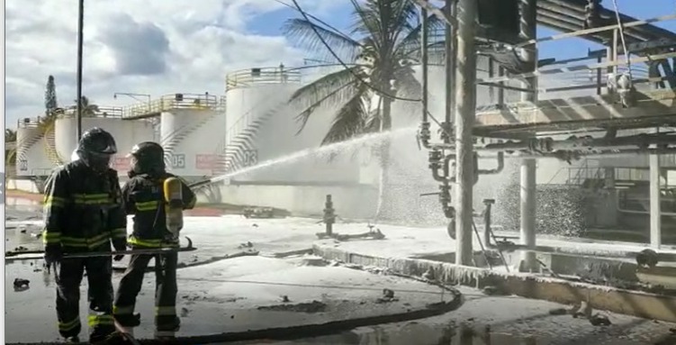 Trabalhador morre queimado durante incêndio de tanque de combustíveis em Feira