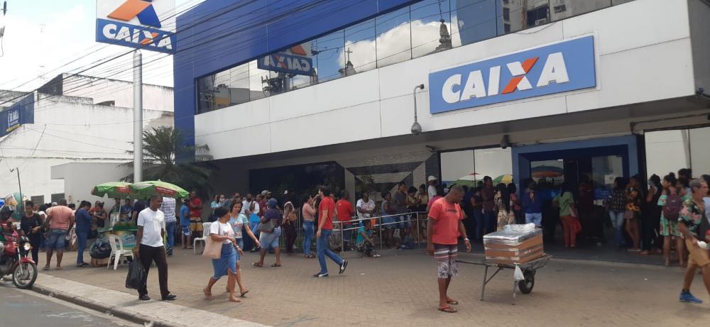 Grandes filas na porta da Caixa para recadastramento do caduníco