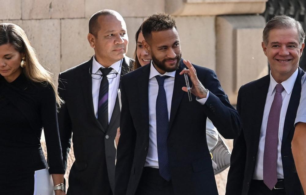 Neymar deve depor em tribunal, nesta terça, para explicar transferência ao Barcelona