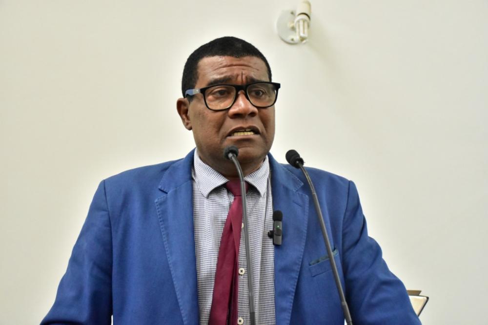 Denilton e Marcelo Britto receberam salários mesmo afastados dos cargos de secretário de Saúde e de Governo