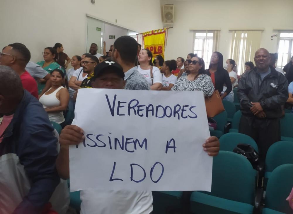 Confusão na casa da cidadania: prestadores de serviços cobram salários em atrasos