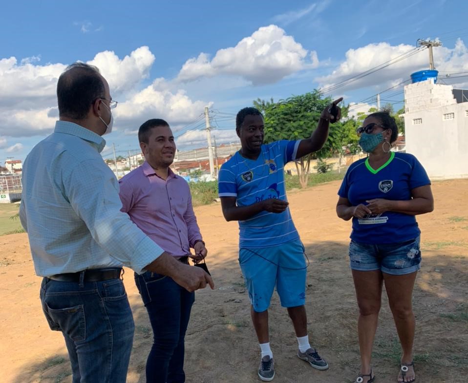 Vereador Galeguinho SPA apresenta proposta de revitalização do campo do Feira X