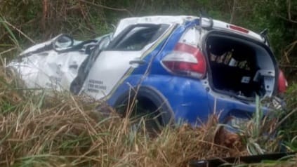 Carro da secretaria de saúde de Quijingue capota e deixa um morto e quatro feridos na Br 116.