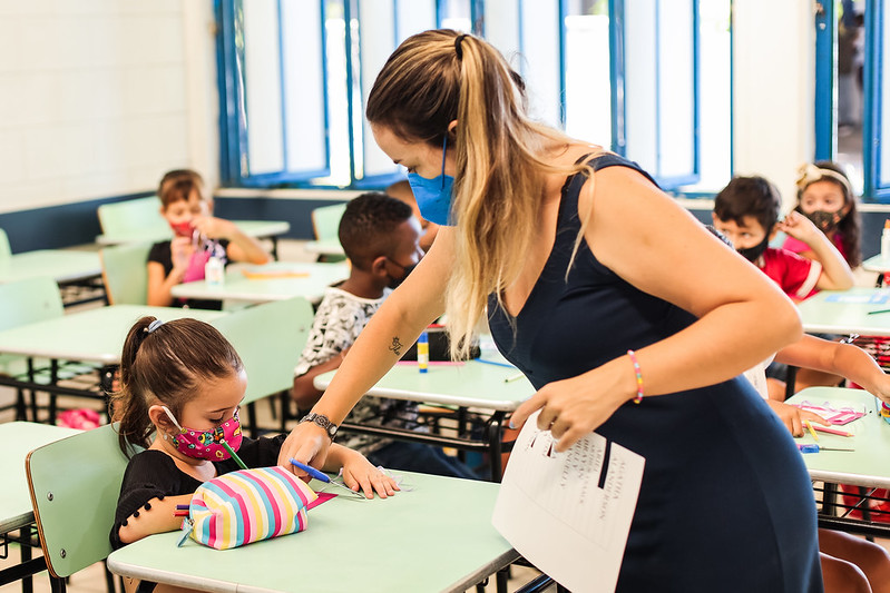 Professores de escolas públicas começam a recomendar uso de máscaras; orientação é da APLB