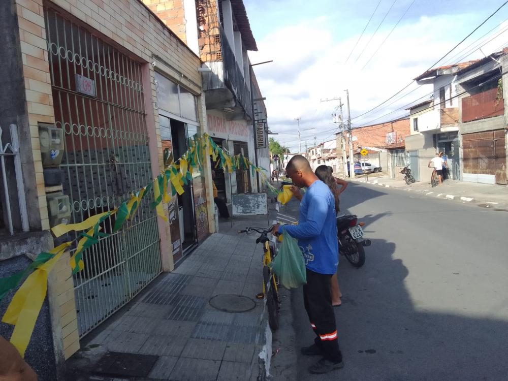 Moradores da Rua Visconde de Maua em Feira de Santana se reunem para ornamentar a rua para Copa do Mundo