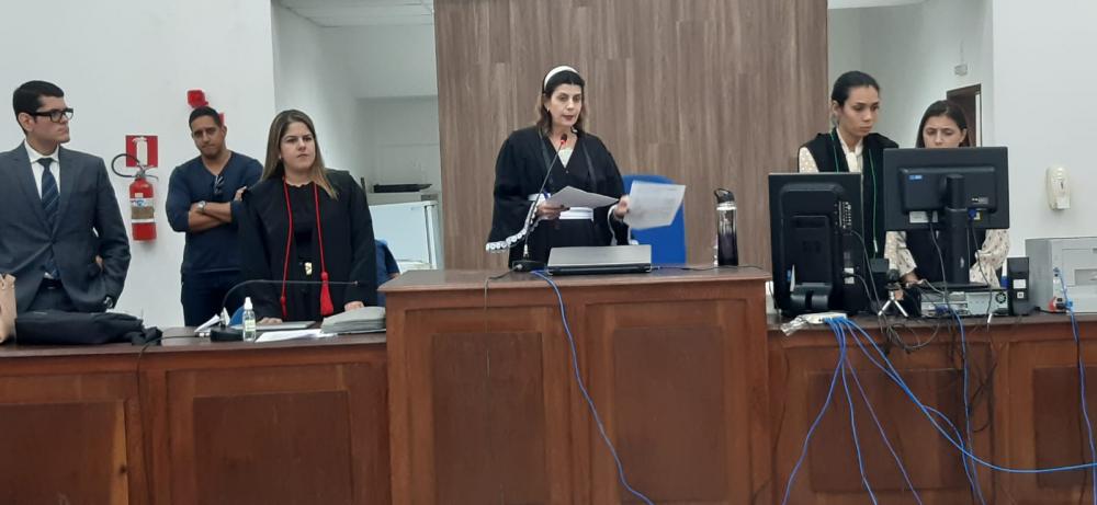 Homem é condenado a 39 anos de reclusão por homicídio triplamente qualificado.