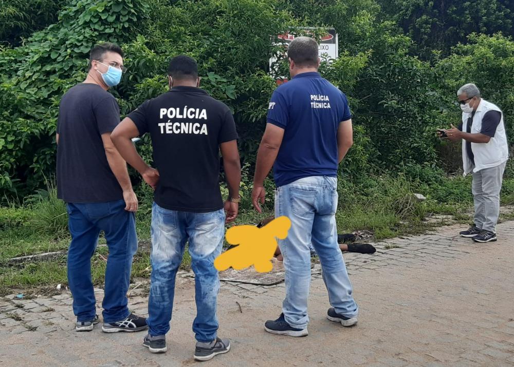 Corpo encontrado com marcas de tiros no cis/tomba
