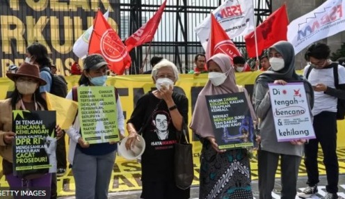 Parlamento da Indonésia aprova criminalização de relações sexuais fora do casamento