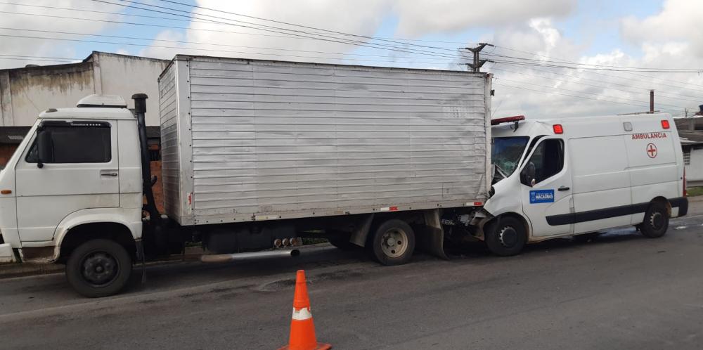 Ambulância de Macaúbas colide em caminhão na Avenida Contorno