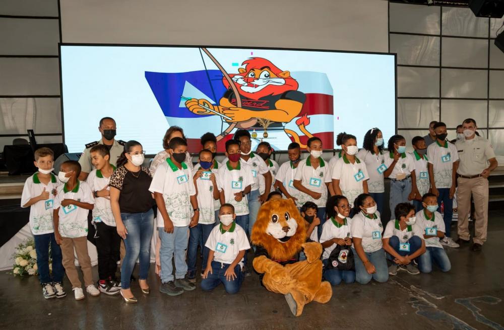 Mais de 500 estudantes da rede municipal de ensino de FSA firmam compromisso de resistência às drogas e à violência